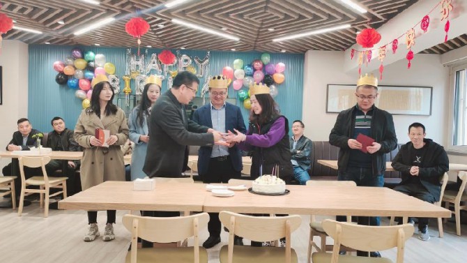 時(shí)光雖忙碌，我們一起成長(zhǎng)