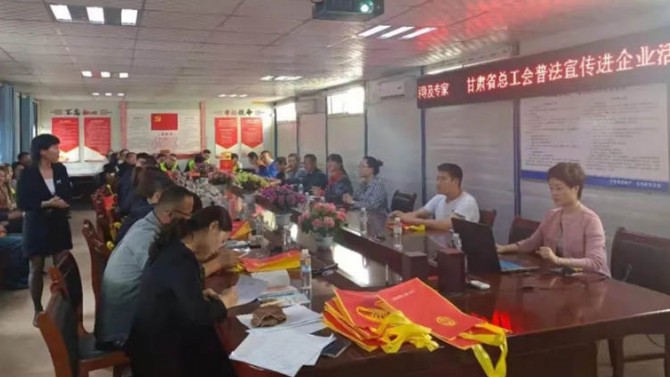 普法宣傳進項目，攜手共建文明工地