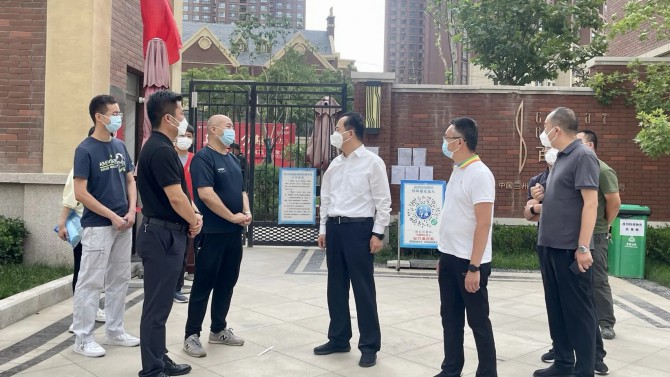 成少平調(diào)研百酈灣疫情防控工作 看望慰問物業(yè)一線工作人員