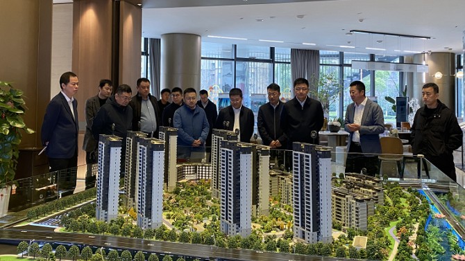 無錫市錫山區(qū)顧文浩區(qū)長一行蒞臨百酈華庭項目調研指導工作