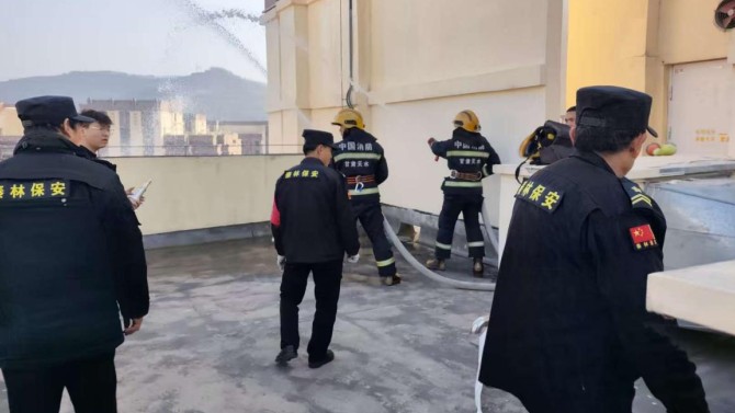 消防安全重于泰山  實戰(zhàn)演練永不止步 ——天水上河郡小區(qū)聯(lián)合消防部門開展高層建筑消防演練暨節(jié)前消防宣傳活動